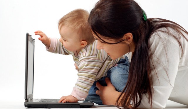 μητέρα εργάζεται στο σπίτι με μωρό